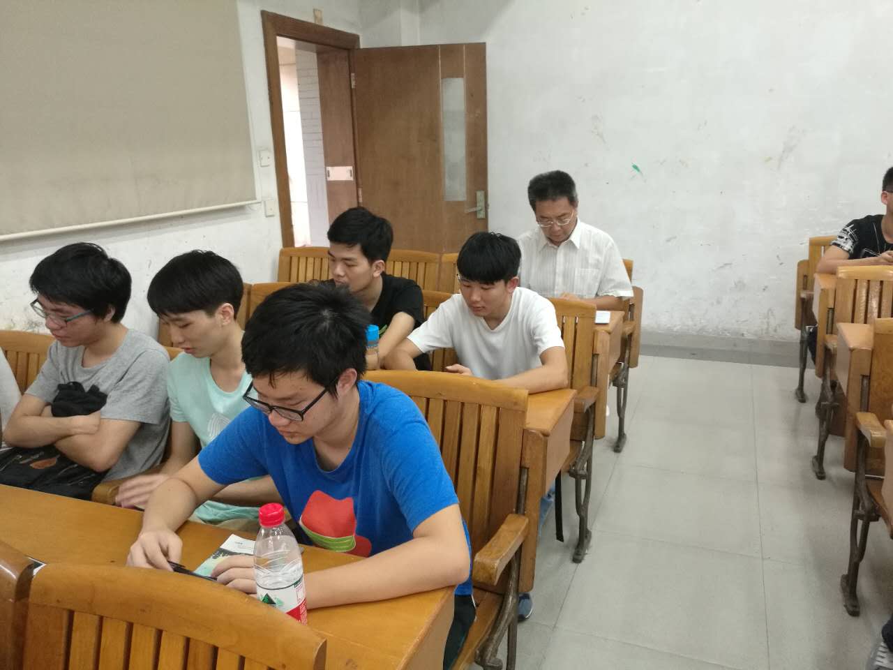 卓雄辉书记在听课.jpg