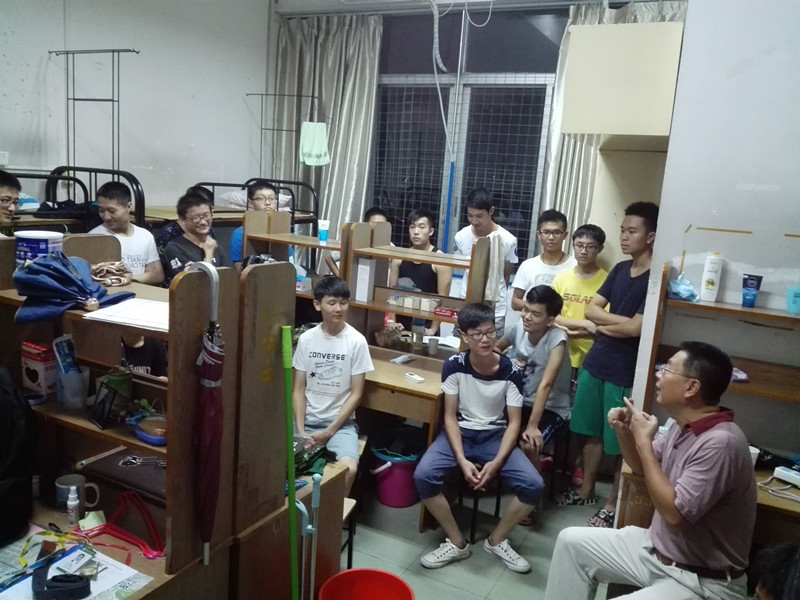 卓雄辉书记与本科新生亲切交谈_副本.jpg