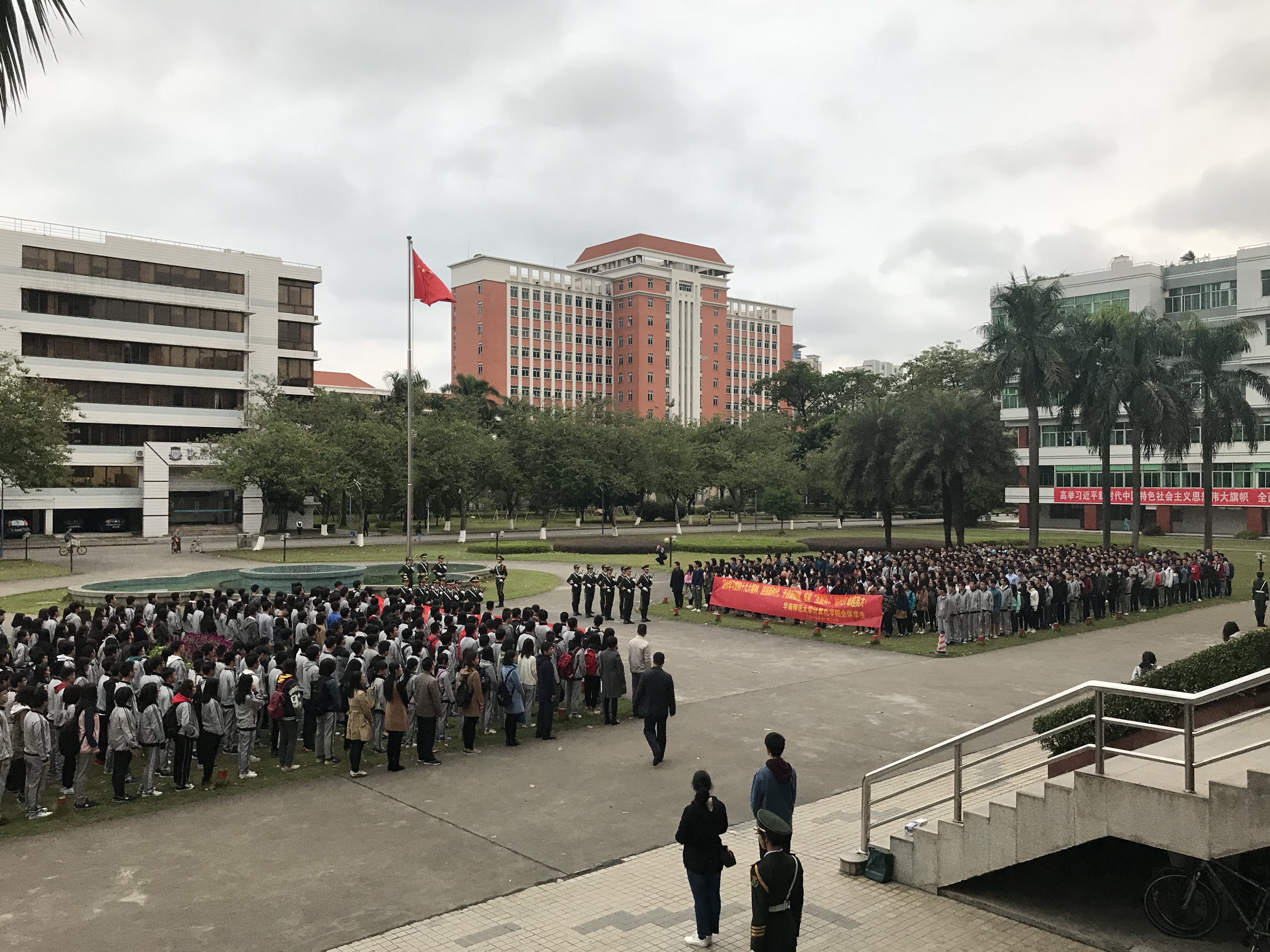 01五星红旗迎风飘扬.jpg
