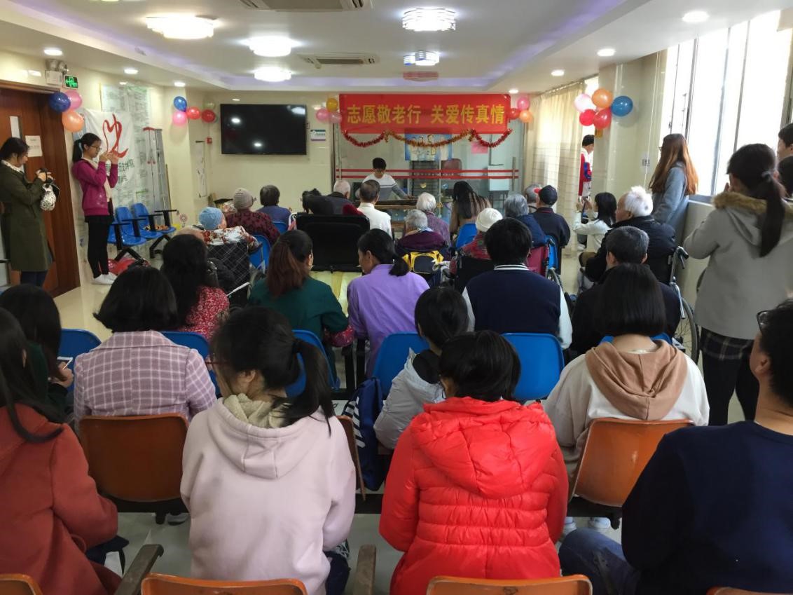 志愿者为老人表演.jpg